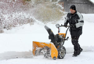 Mitarbeiter der Firma Onkelben beim Winterdienst mit einer Schneefräse