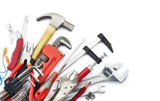 Reparaturen mit verschiedenen Werkzeugen wie Hammer, Zange